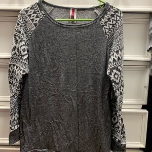 Patterned-sleeve shirt